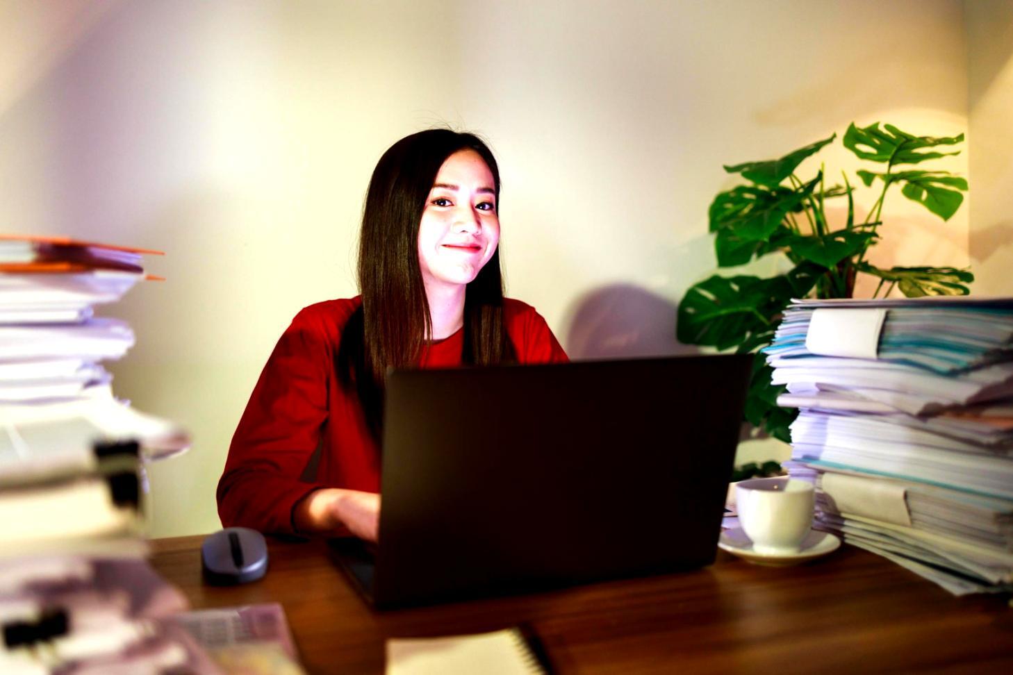 Equipo de mythariconiqs trabajando en análisis financiero